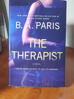 B. A. Paris - The Therapist (Blue Hardcover Novel) (10)